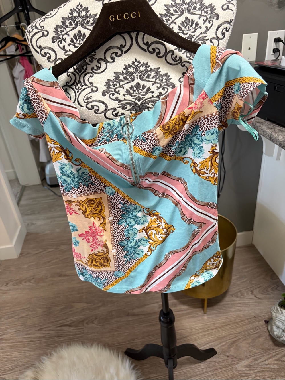 GUESS - Women's Blue Pink Gold Patterned off Shoulder Sleeve Top